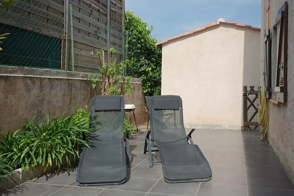 Appartement En Rez De Jardin Et Terrasse Ds Villa Hyères 0*,  France